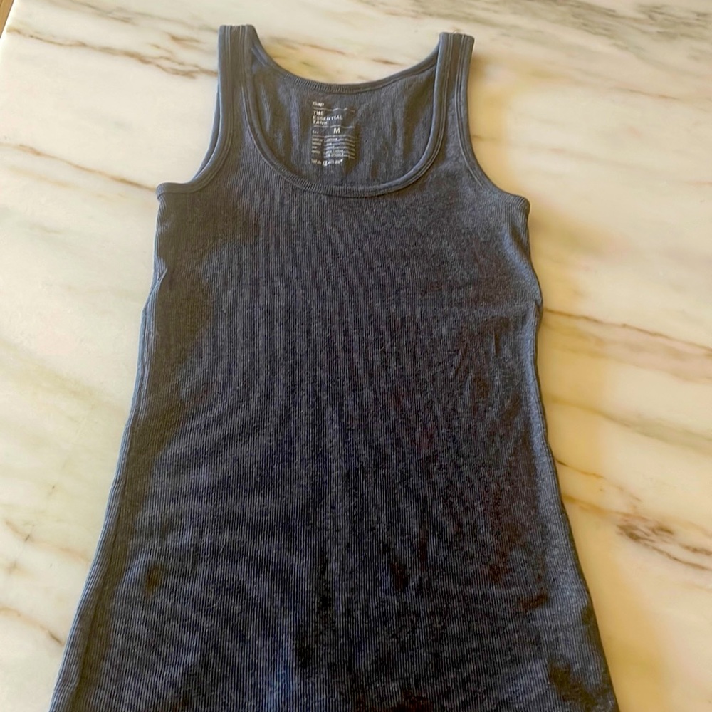 Gap ribbed tank